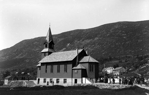 Fotografi fra åpningen av Gursken kyrkje i 1919