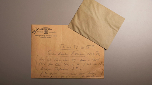 Foto av konvolutten som inneholder Karoline Emilie Larsens stemmeseddel fra kommunevalget i 1916. Konvolutten er påført merknaden «Er opført i mandtallet som susp; men paastaar at vil stemme, da dette skal være ordnet»