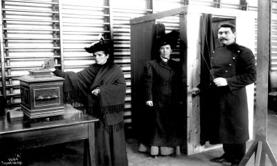 Ved stortingsvalget i 1909 kunne kvinner fra borgerskapet avgi stemme for første gang. Foto: Anders Beer Wilse/Norsk Folkemuseum.