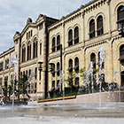 Springvannet er det nye på Wessels plass. Rett foran stortingsbygningen kan lekne barn i alle aldre fryde seg over vann som spruter – uten at du helt vet når det kommer. Foto: Stortinget.