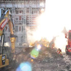 Det stilles store krav til planlegging og rutiner når store maskiner opererer på en trang byggeplass, parallelt med stor øvrig aktivitet på plassen.. Foto: Stortinget.