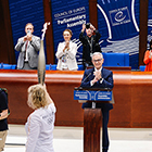 Den olympiske ilden besøkte Europarådets parlamentarikarforsamling. Foto: Council of Europe