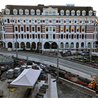 Prinsens gate 26 har bevart utseendet fra den ble tatt i bruk første gang i 1881. Innen jul er plassen foran – Wessels plass – klargjort til å bli tatt bruk av publikum. Foto: Stortinget.