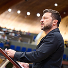President Zelenskyj talte til forsamlinga i Europarådets parlamentarikarforsamling (PACE) i Strasbourg. Foto: Europarådet / Council of Europe.